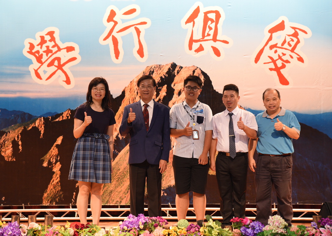 圖片-林縣長親自頒發畢業生縣長獎  學生家長都開心