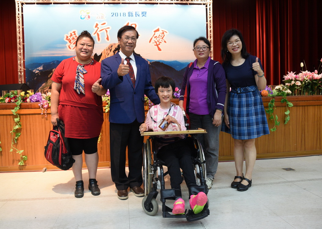 相關圖片1-林縣長親自頒發畢業生縣長獎  學生家長都開心