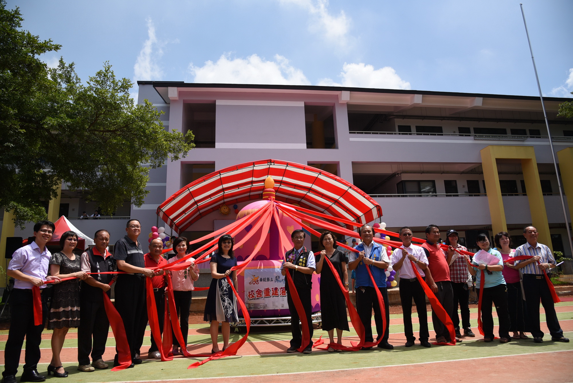 圖片-鳳鳴國中新校舍落成剪綵 林縣長與地方歡喜迎接