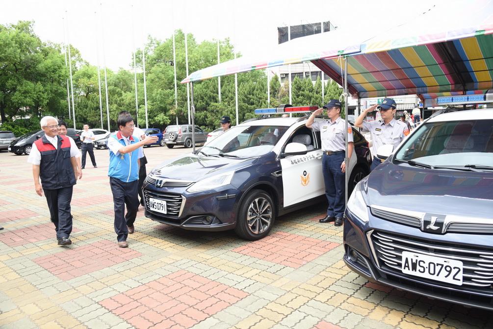 相關圖片1-縣府新購30輛警用汽車  林縣長授車及校閱