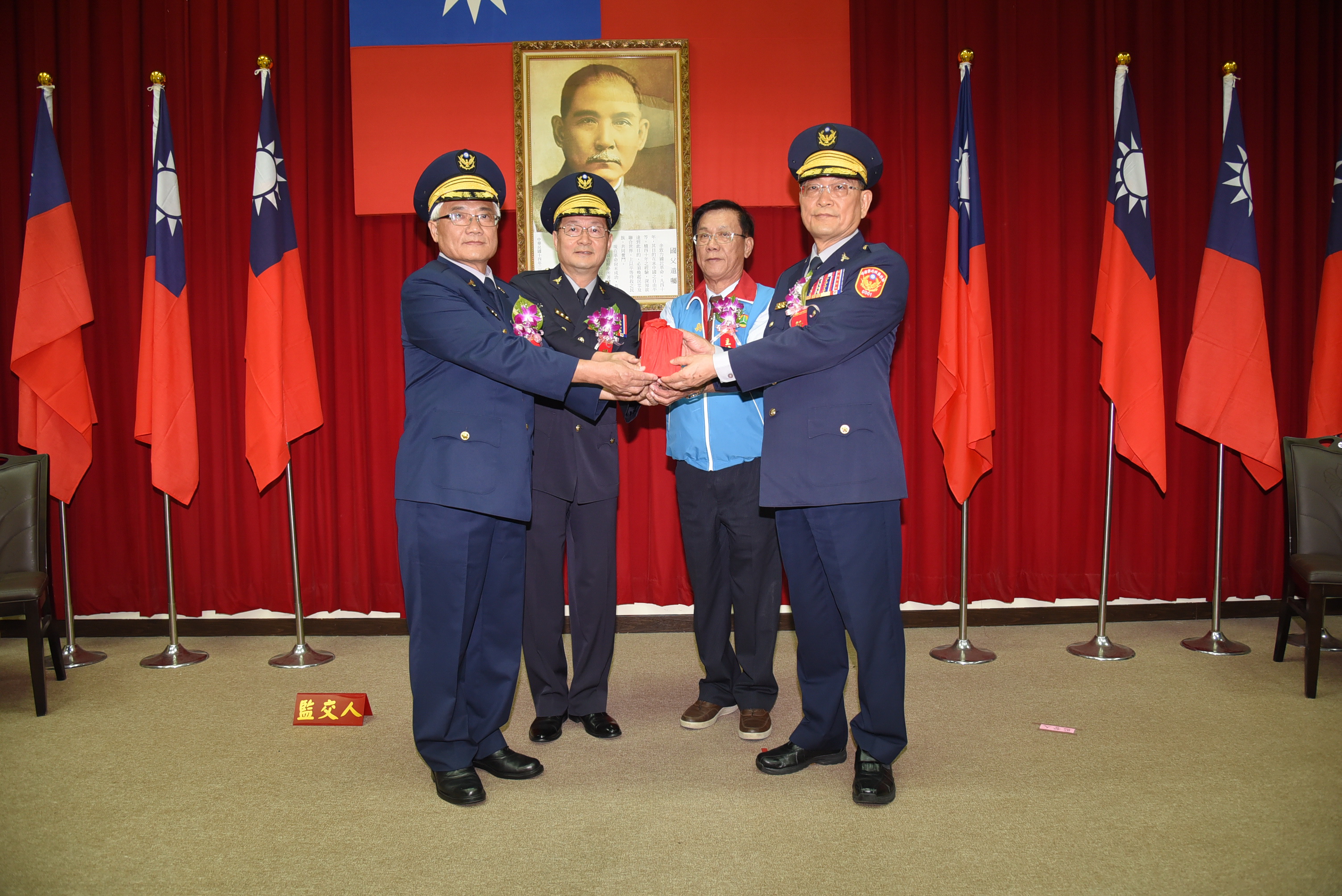 圖片-林縣長主持縣府新舊任警察局長交接 儀式簡單隆重