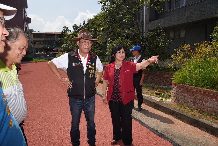 圖片-林縣長視察中寮國小PU跑道施工進度及品質