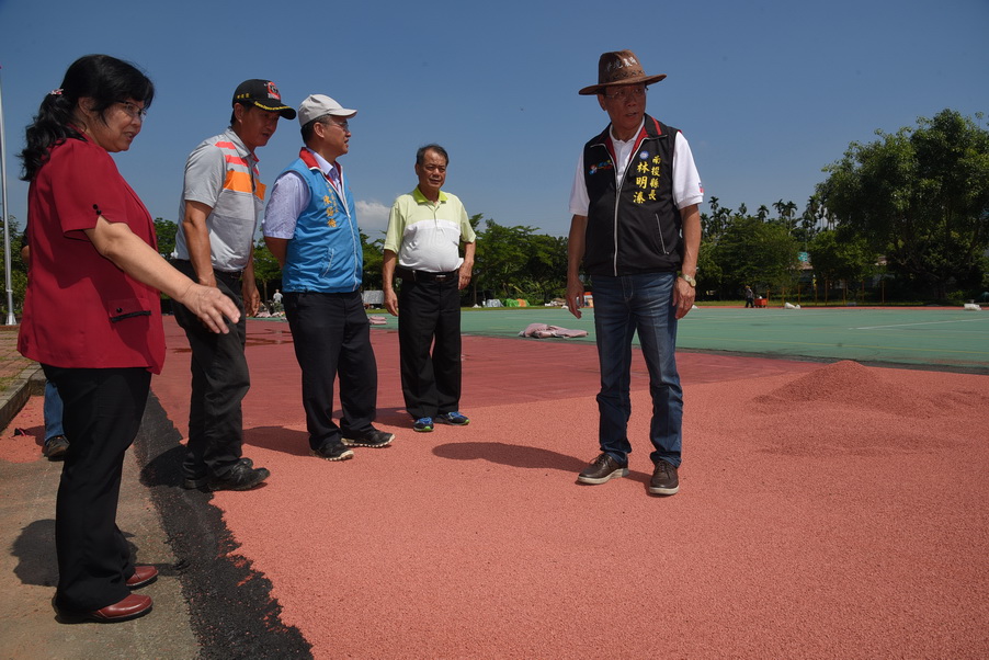 相關圖片1-林縣長視察中寮國小PU跑道施工進度及品質