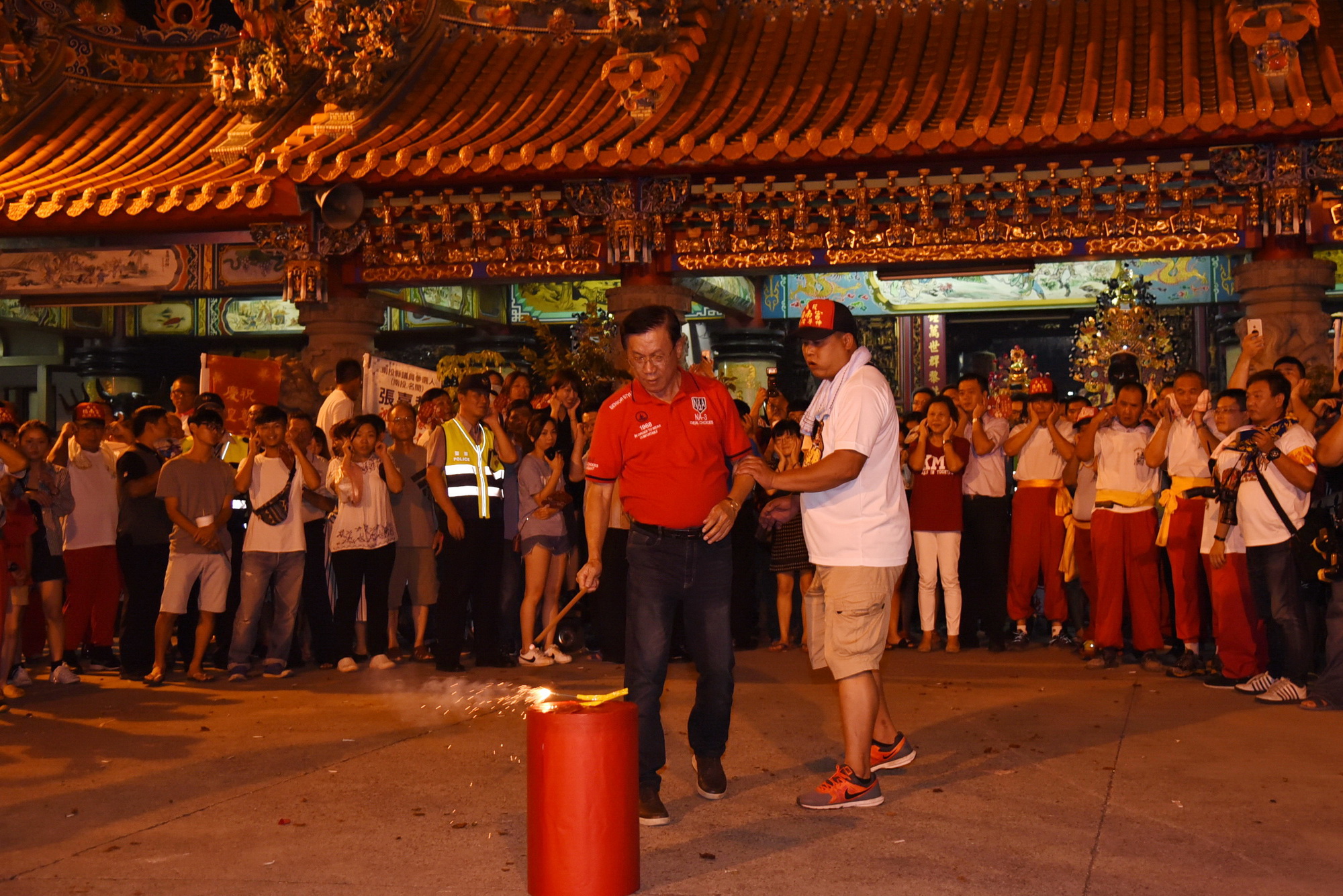 圖片-南投市城隍爺遶境  林縣長點起馬炮祈求平安