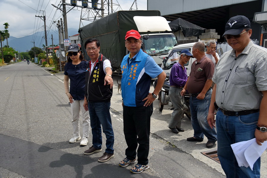 圖片-縣道131、73-2及投65線等路面破損  林明溱指示改善