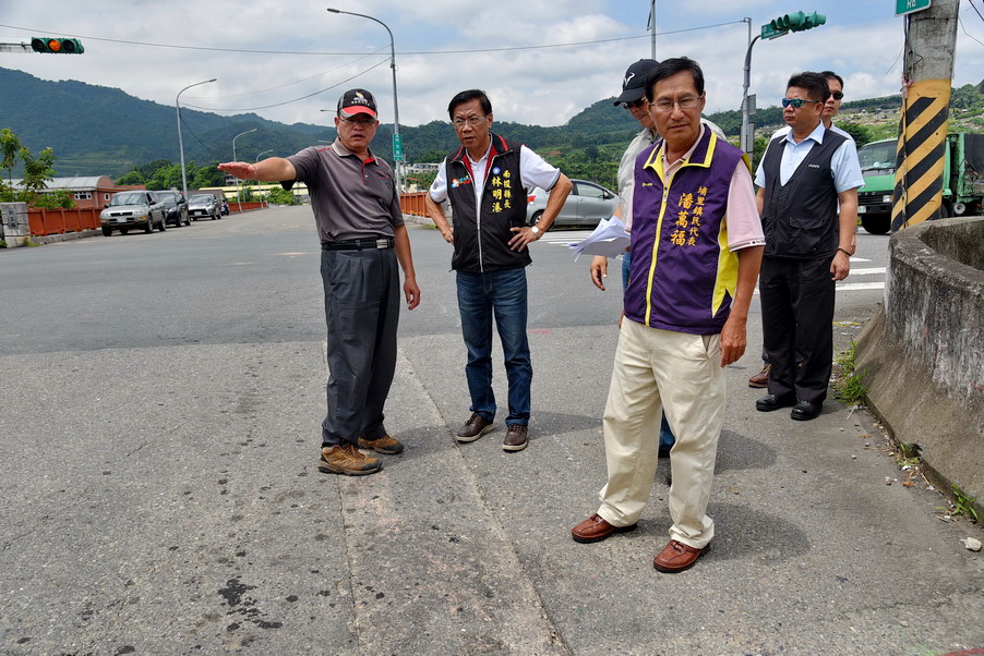 相關圖片1-縣道131、73-2及投65線等路面破損  林明溱指示改善