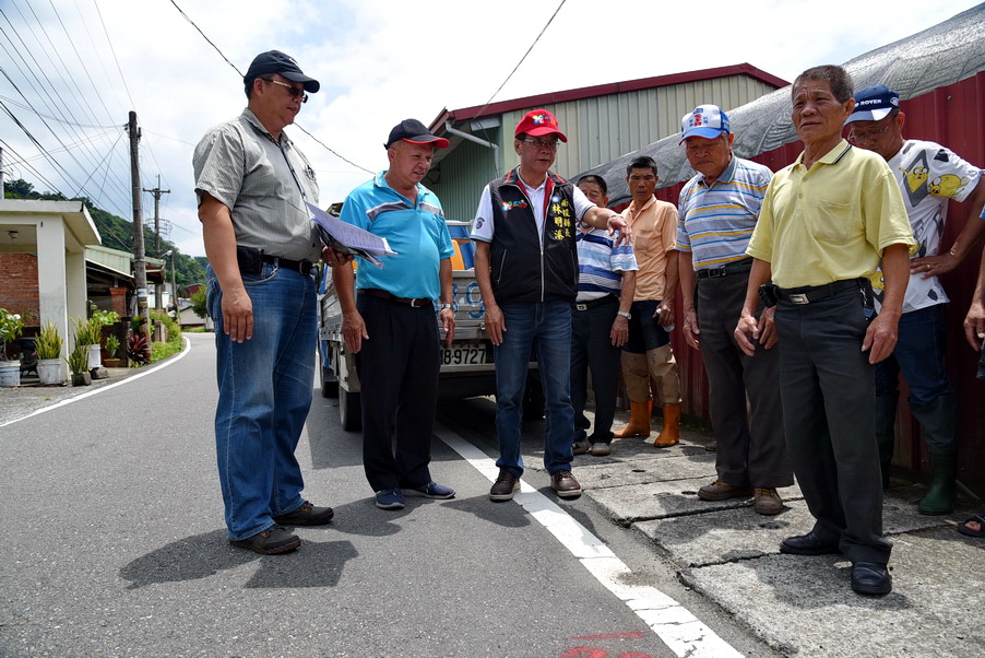 相關圖片2-縣道131、73-2及投65線等路面破損  林明溱指示改善