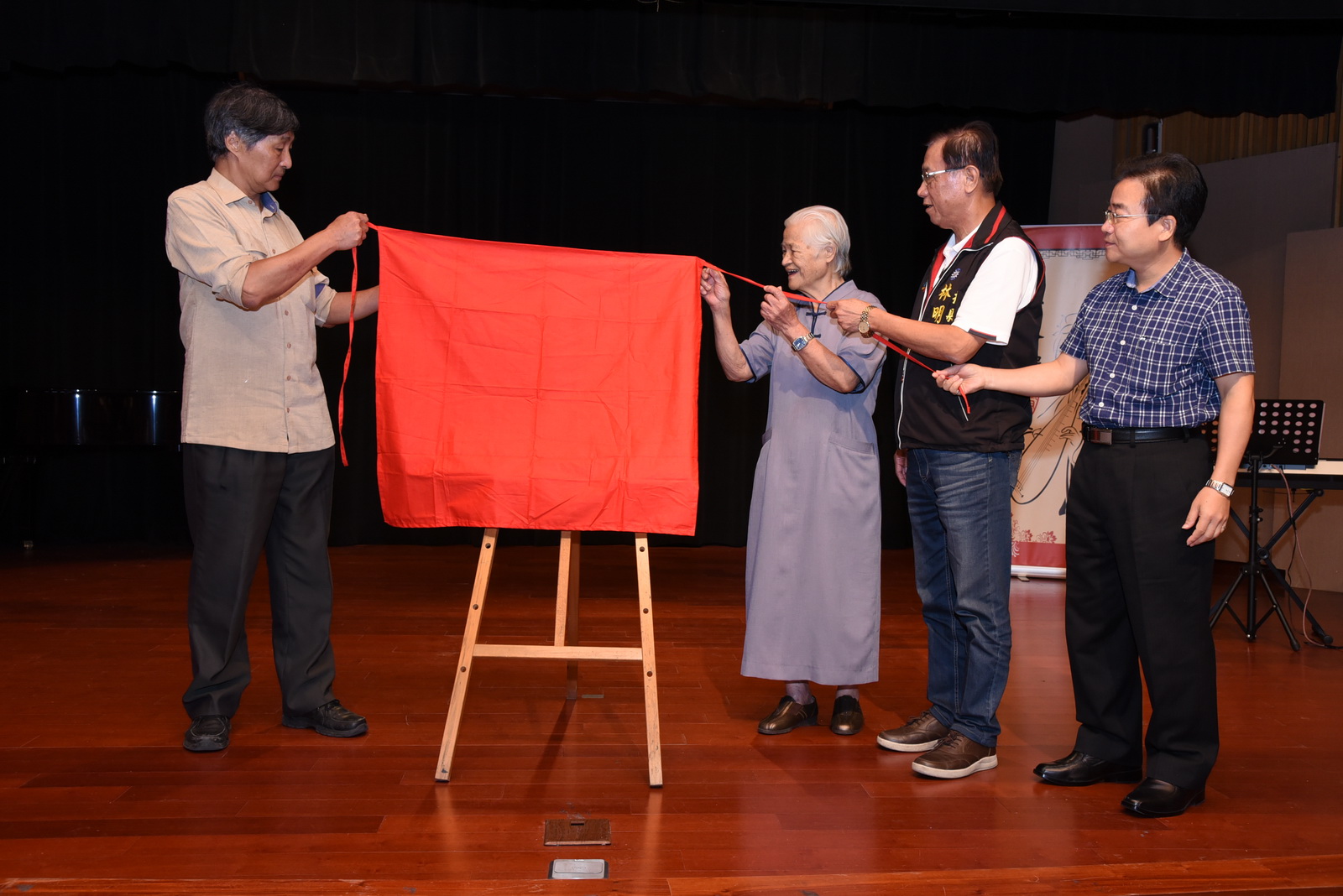 圖片-施並錫教授贈畫陳綢阿嬤，溫馨感人