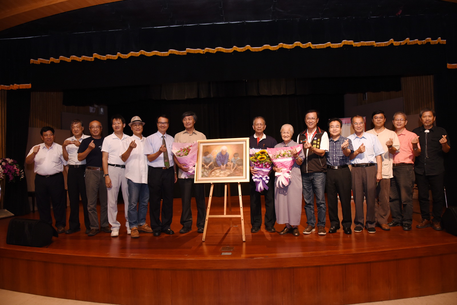 相關圖片1-施並錫教授贈畫陳綢阿嬤，溫馨感人