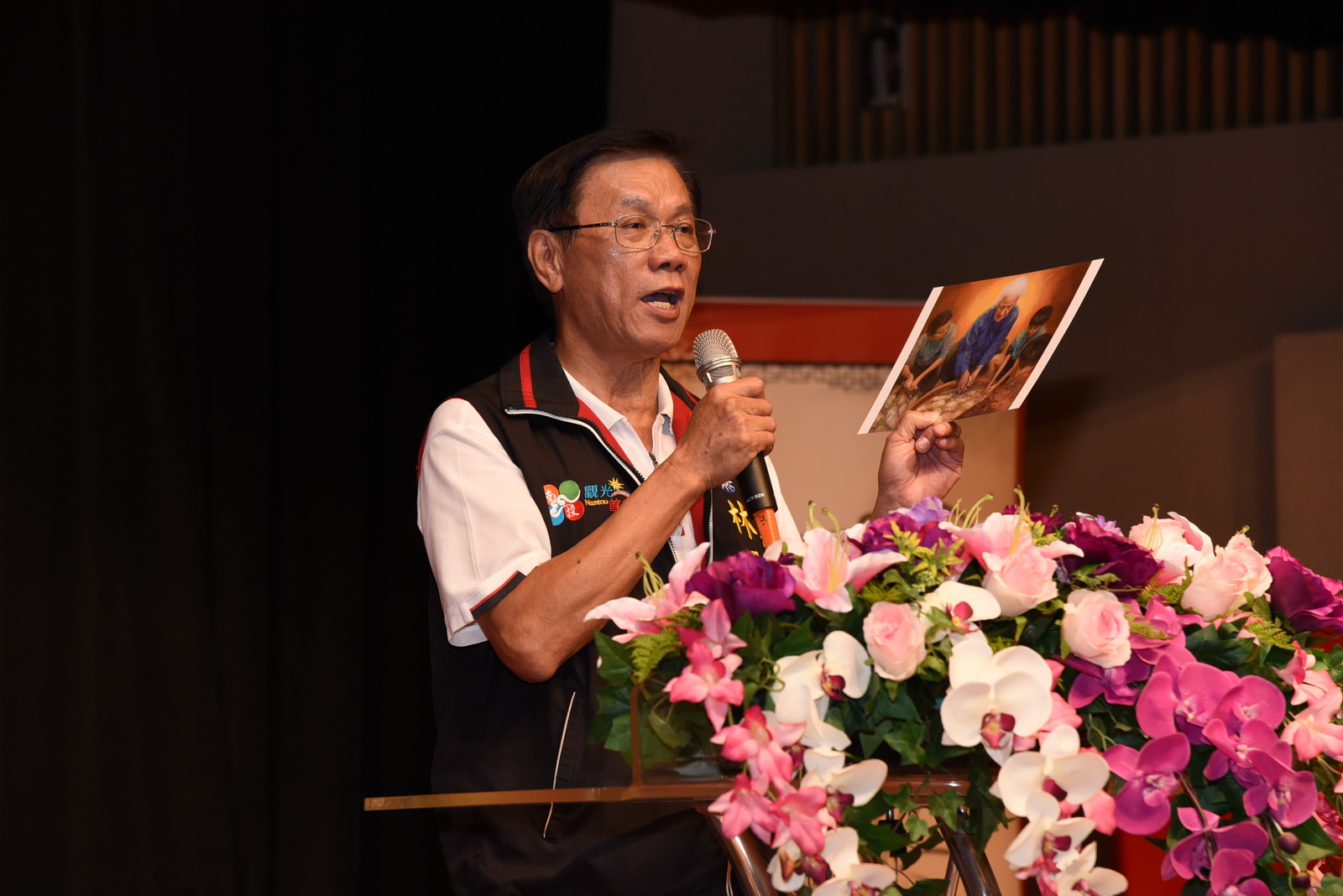 相關圖片2-施並錫教授贈畫陳綢阿嬤，溫馨感人