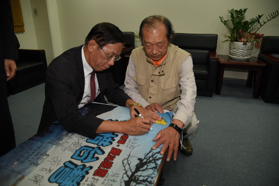 相關圖片1-林縣長接見環保鬥士台灣阿甘林明德