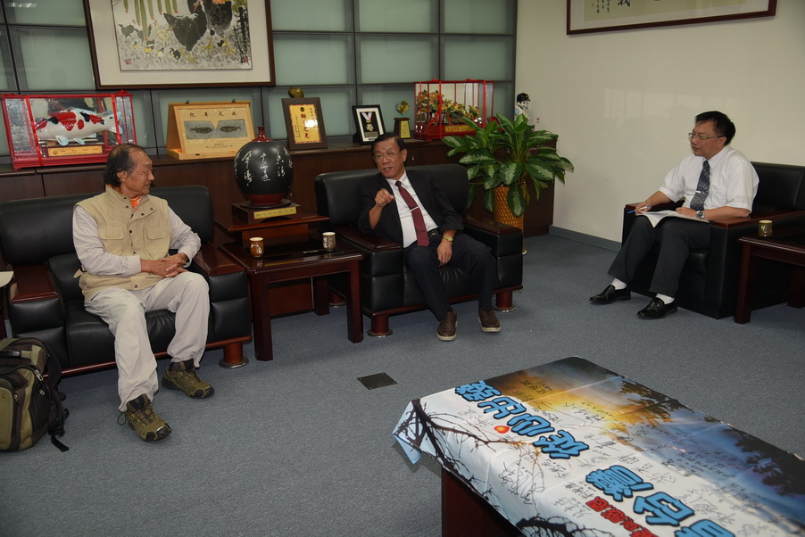 相關圖片2-林縣長接見環保鬥士台灣阿甘林明德