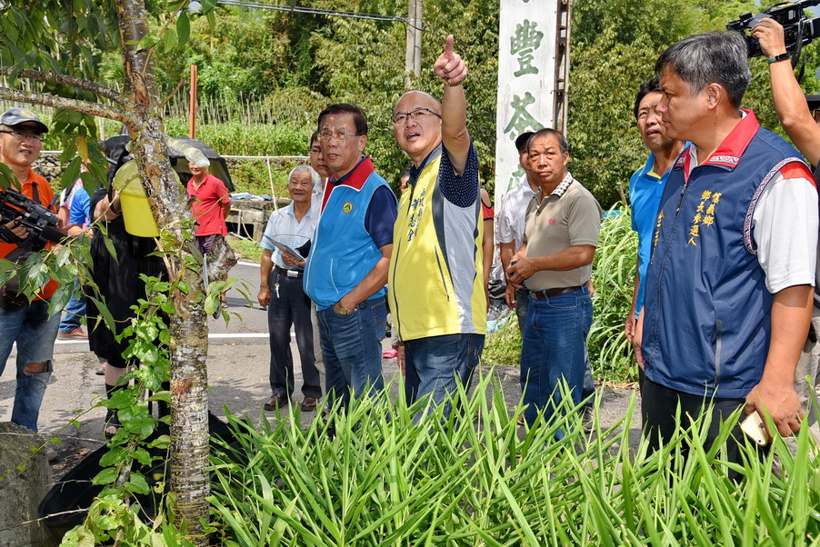 相關圖片2-投93線桐林道路彎道狹窄 林縣長實地會勘允拓寬改善