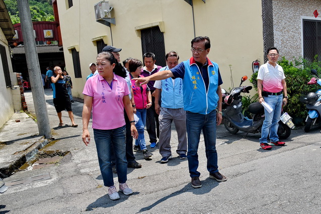 相關圖片3-投93線桐林道路彎道狹窄 林縣長實地會勘允拓寬改善