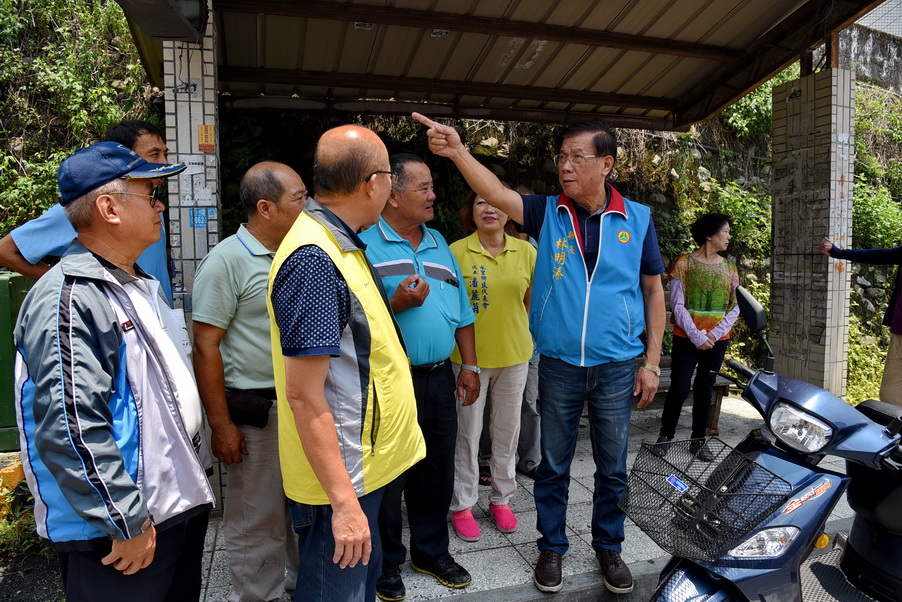 相關圖片4-投93線桐林道路彎道狹窄 林縣長實地會勘允拓寬改善