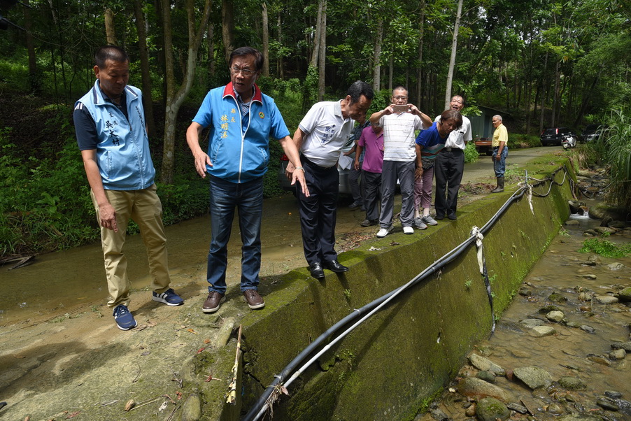 圖片-林縣長會勘名間、集集多處道路野溪改善工程