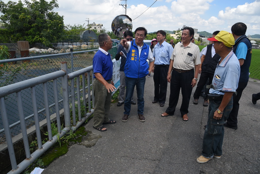圖片-草屯南埔里青宅段老舊農路待改善 林明溱指示速改善