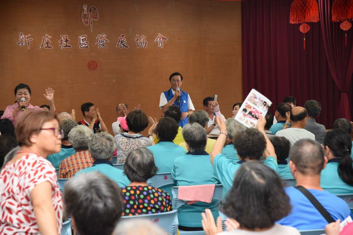 相關圖片1-林縣長新興宮贈匾及關懷長照據點