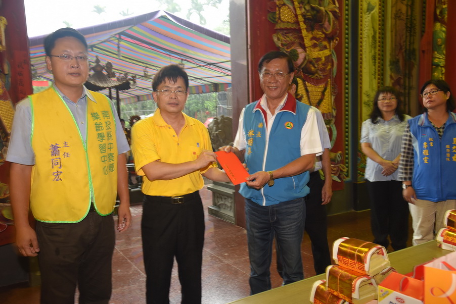 圖片-林縣長出席中寮玉明宮菁埔夫人壽誕及安座廿年宮慶