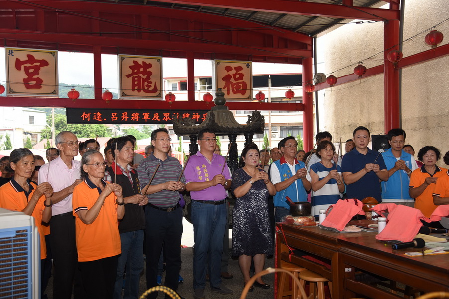 圖片-林縣長出席投市福龍宮普渡開香祈福活動