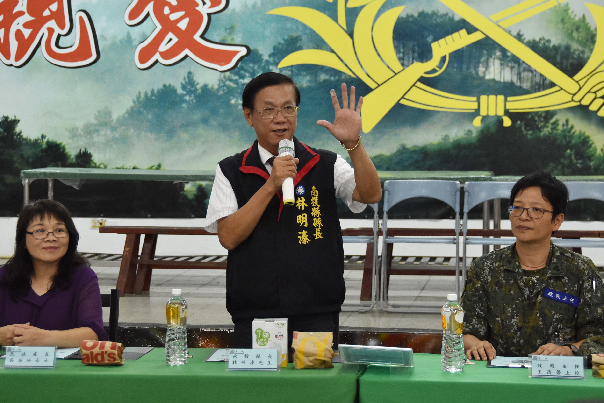 相關圖片2-林縣長至嘉義中坑營區關懷南投子弟兵