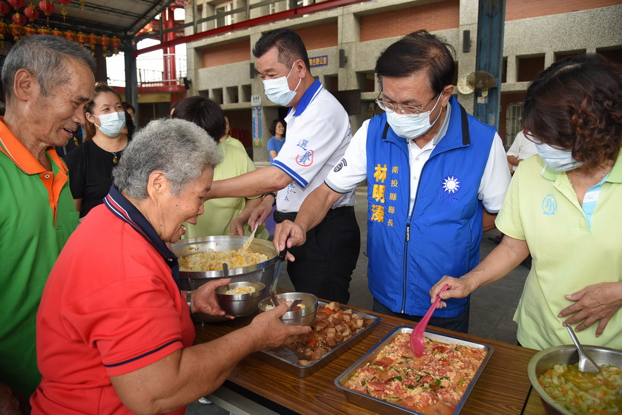 圖片-林明溱訪視草屯3社區據點長者 鼓勵多運動保健康