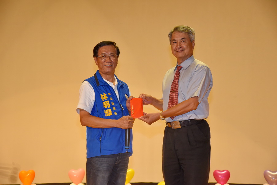 圖片-南投家扶頒發秋季獎助學金 林縣長勉用心向學回饋社會