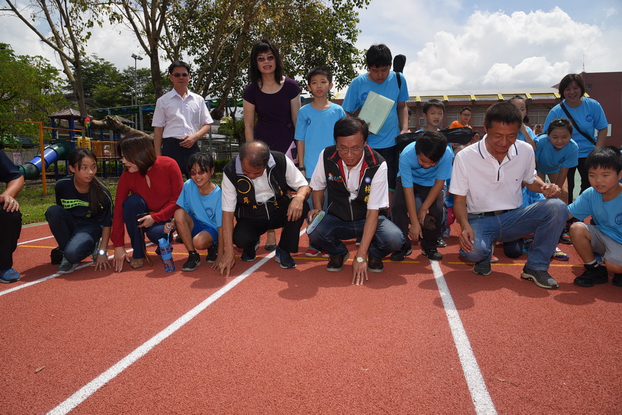 相關圖片2-中寮國小PU跑道啟用 師生樂透