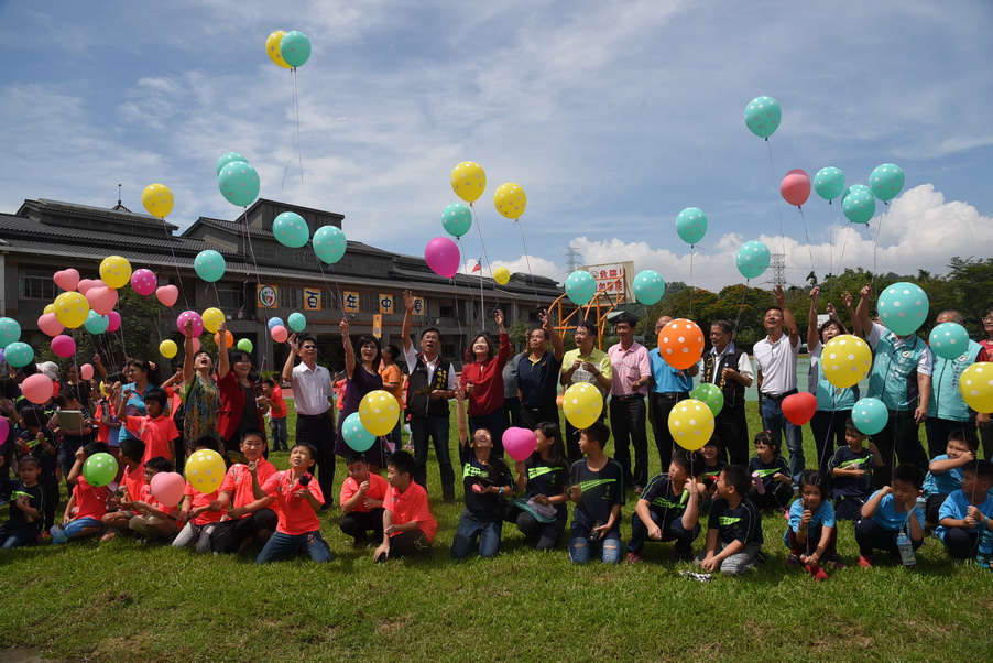 相關圖片3-中寮國小PU跑道啟用 師生樂透