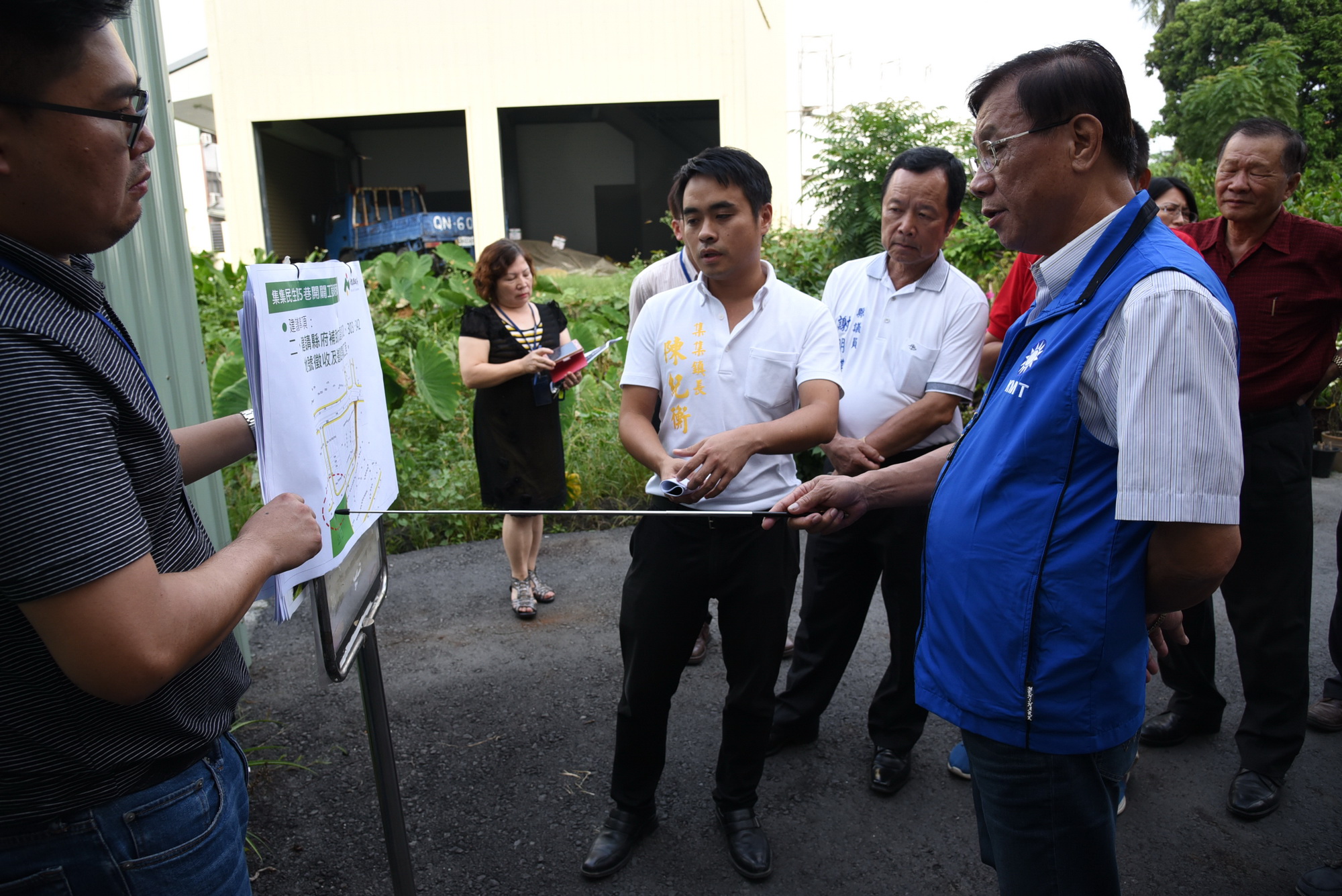 相關圖片1-林縣長會勘集集鎮民生路5巷道路開闢
