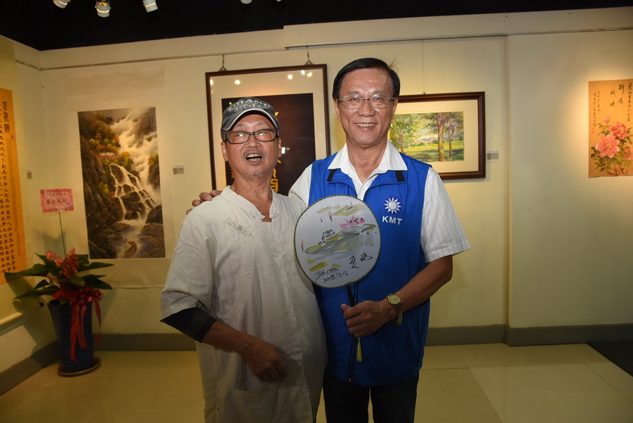 相關圖片1-南投縣藝池藝術協會會員聯展開幕 91件精采作品爭豔