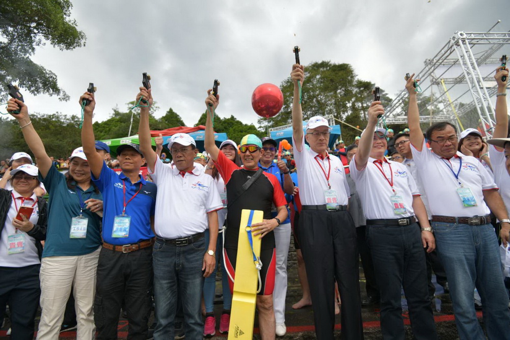 圖片-萬人泳渡排除萬難  逾2萬泳士下水挑戰