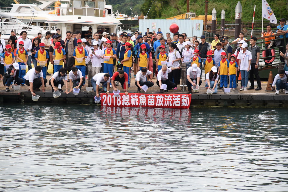 相關圖片1-萬人泳渡排除萬難  逾2萬泳士下水挑戰