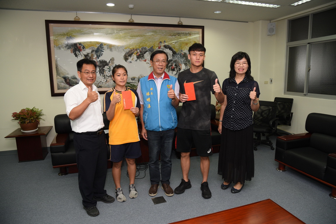 圖片-林縣長表揚2位總統教育獎得主
