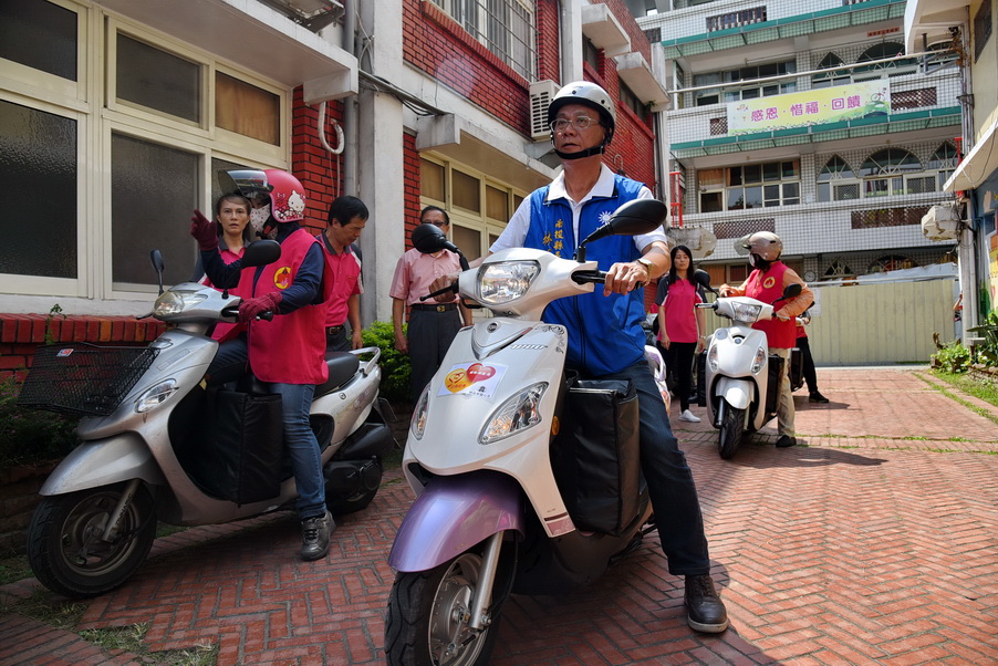圖片-林明溱任一日送餐志工 備餐親送長輩樂開懷