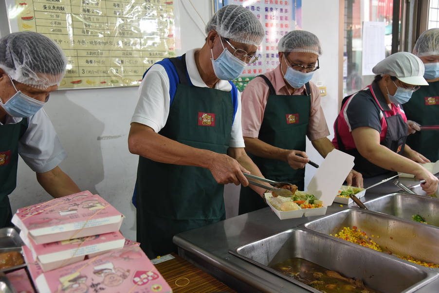 相關圖片1-林明溱任一日送餐志工 備餐親送長輩樂開懷