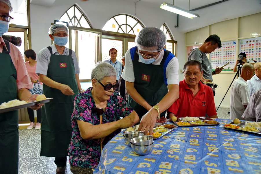 相關圖片2-林明溱任一日送餐志工 備餐親送長輩樂開懷