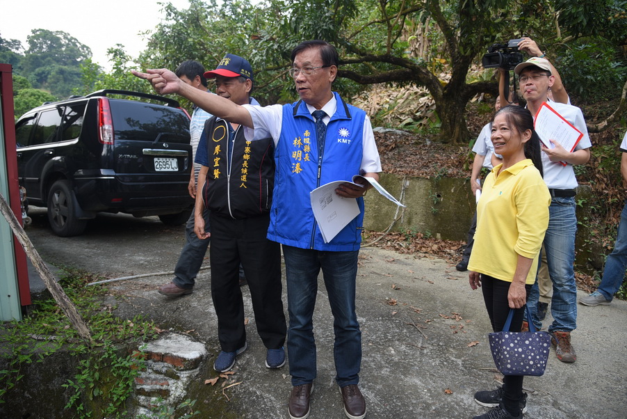 圖片-中寮、草屯多處道路及排水老舊毀損 林縣長會勘改善