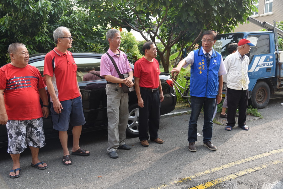 相關圖片2-中寮、草屯多處道路及排水老舊毀損 林縣長會勘改善