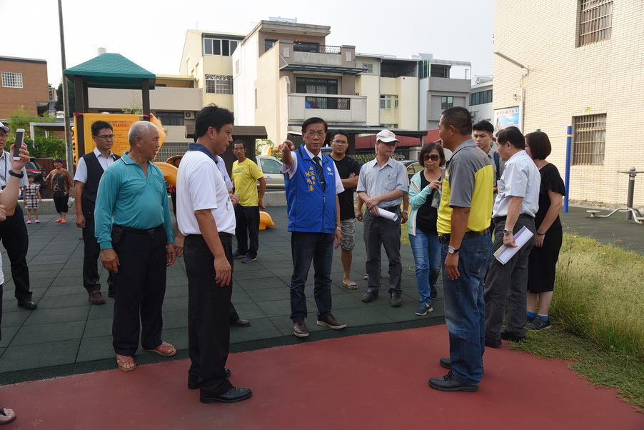 相關圖片3-中寮、草屯多處道路及排水老舊毀損 林縣長會勘改善