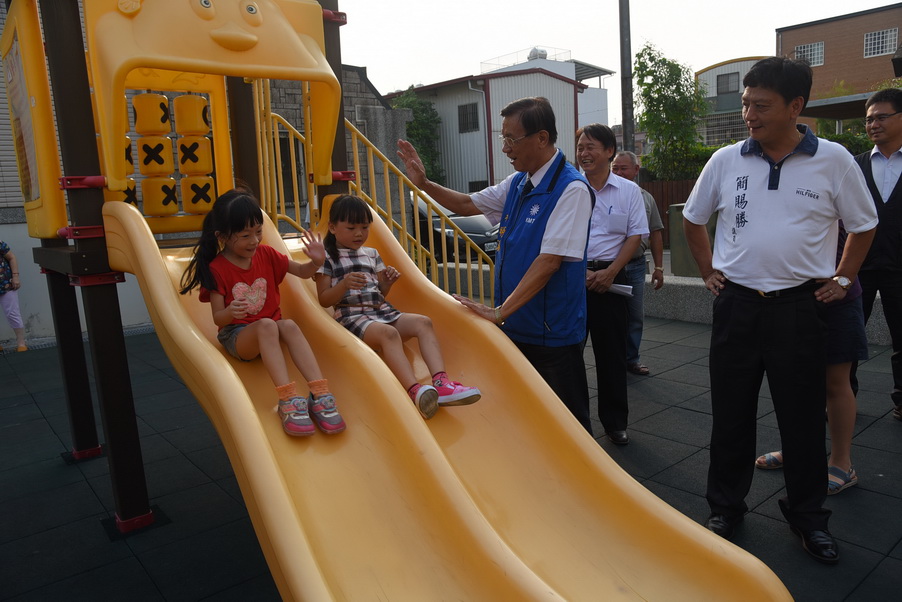 相關圖片4-中寮、草屯多處道路及排水老舊毀損 林縣長會勘改善