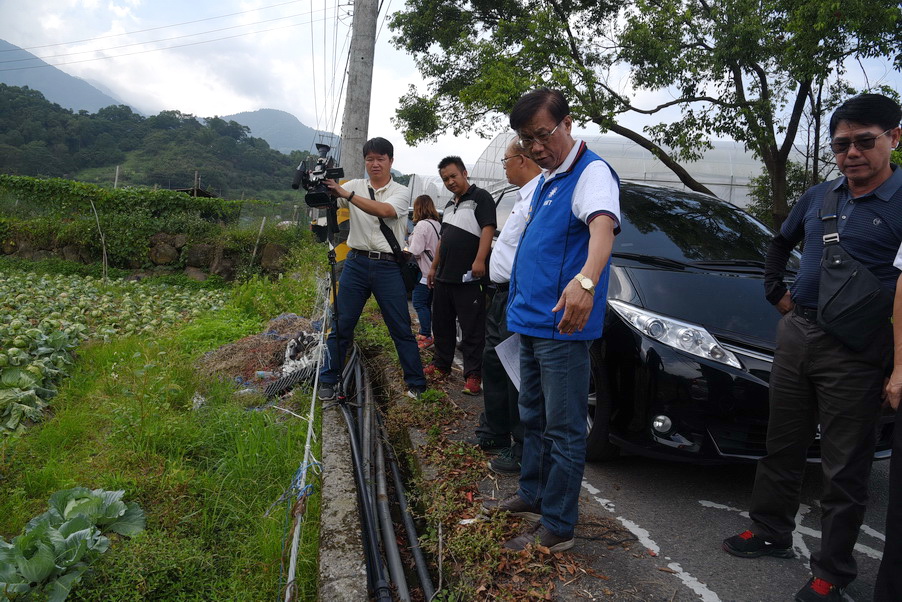 圖片-信義鄉羅娜重劃區農水路老舊破損 林縣長會勘改善
