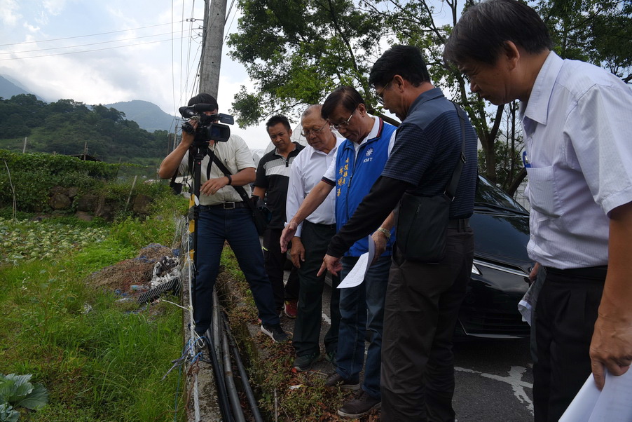 相關圖片1-信義鄉羅娜重劃區農水路老舊破損 林縣長會勘改善
