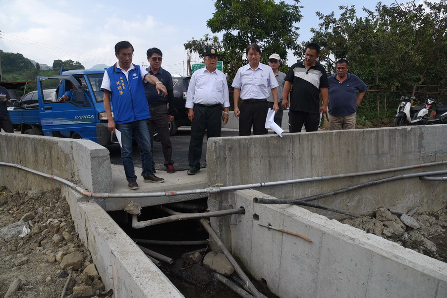 相關圖片2-信義鄉羅娜重劃區農水路老舊破損 林縣長會勘改善