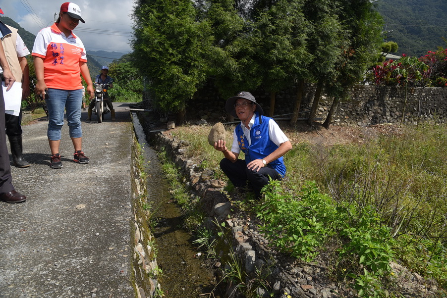 相關圖片2-仁愛鄉清流重劃區農水路老舊毀損 林縣長允改善
