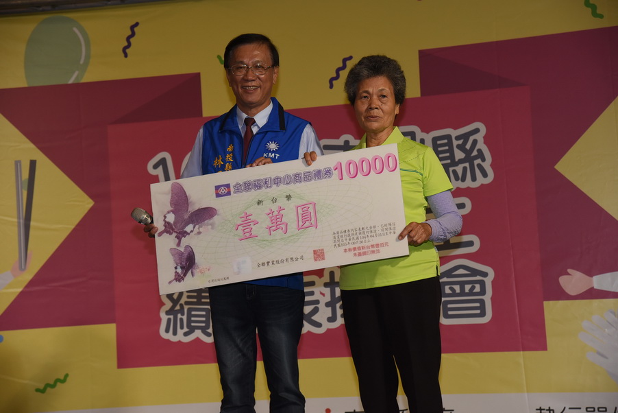 相關圖片1-縣府表揚492位環保志義工 95歲黃陳月鳳10年志工充實快樂