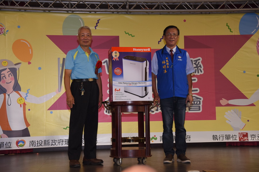 相關圖片2-縣府表揚492位環保志義工 95歲黃陳月鳳10年志工充實快樂