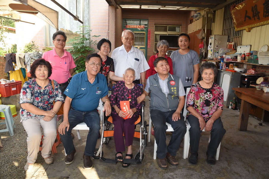 相關圖片1-重陽節前夕 林縣長探訪國姓鄉6位百歲人瑞