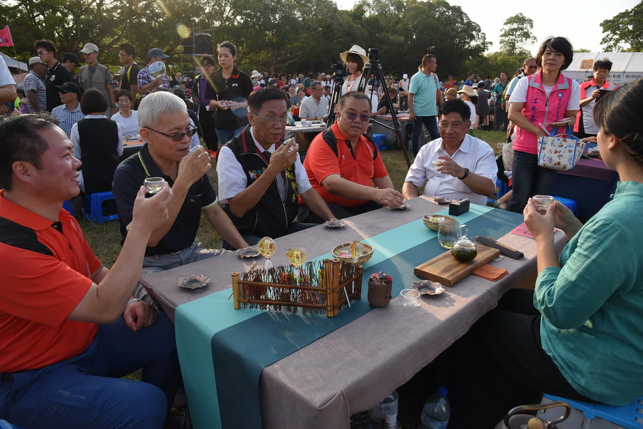相關圖片1-千人茶會展放身心 400茶席各展風情