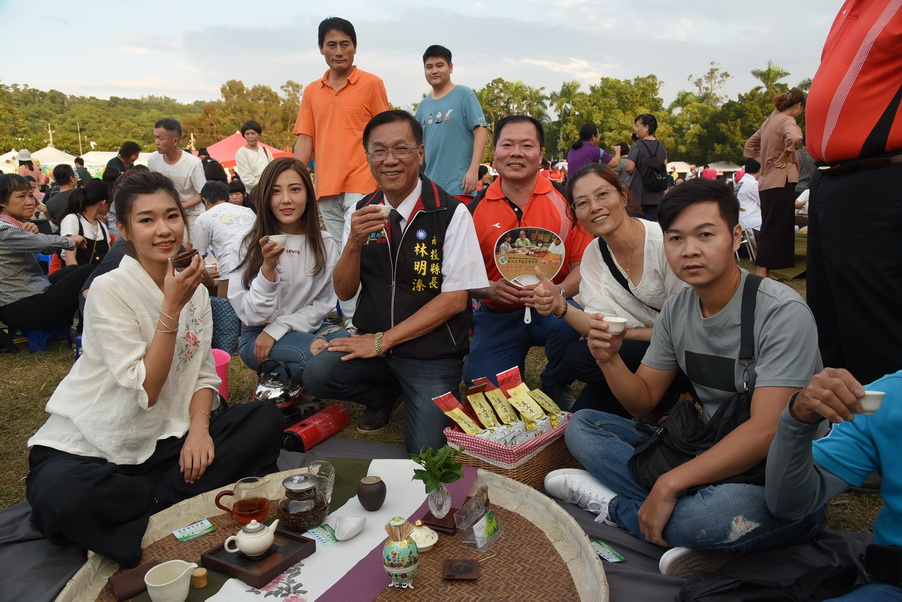 相關圖片2-千人茶會展放身心 400茶席各展風情